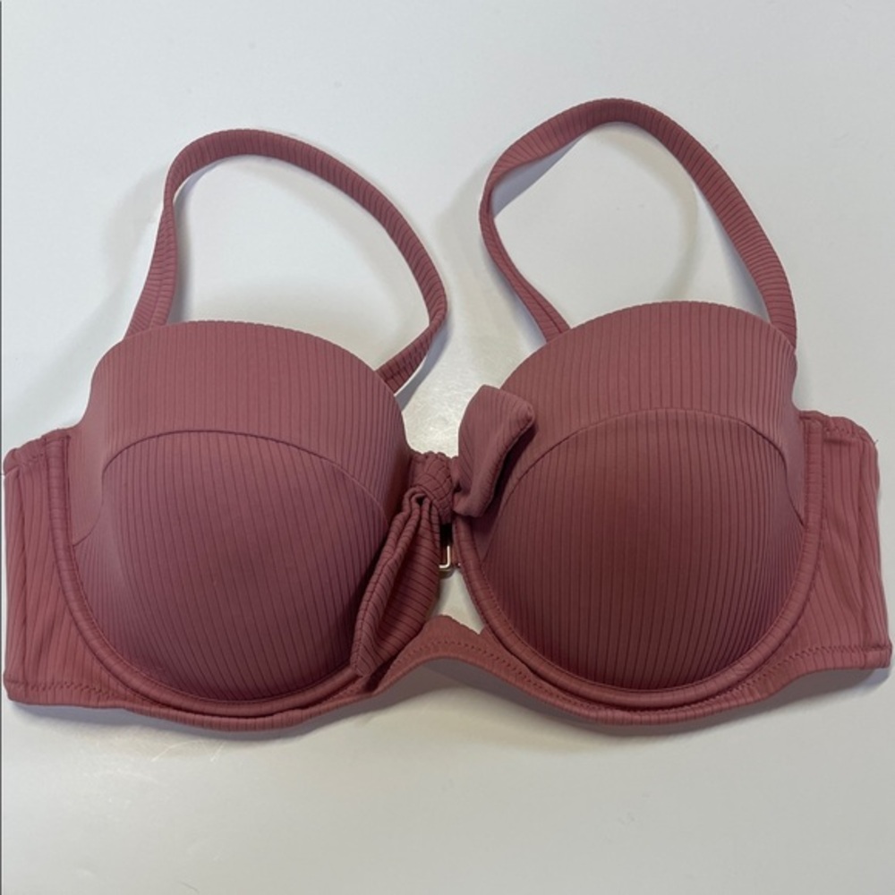 Shade & Shore Ribbed Underwire Bikini Top
Womens Size 36D Mauve